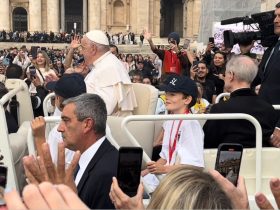 El folio de la “invitación” a la “Udienza generale di Sua Santità Francesco” es el número 22,843, de 28 mil que se entregan todos los miércoles en que el líder de la iglesia católica escucha a sus fieles en la Plaza de San Pedro y les da un mensaje de aliento, que se extiende a todos los turistas, sean o no católicos. FOTO:  CDMX Magacín