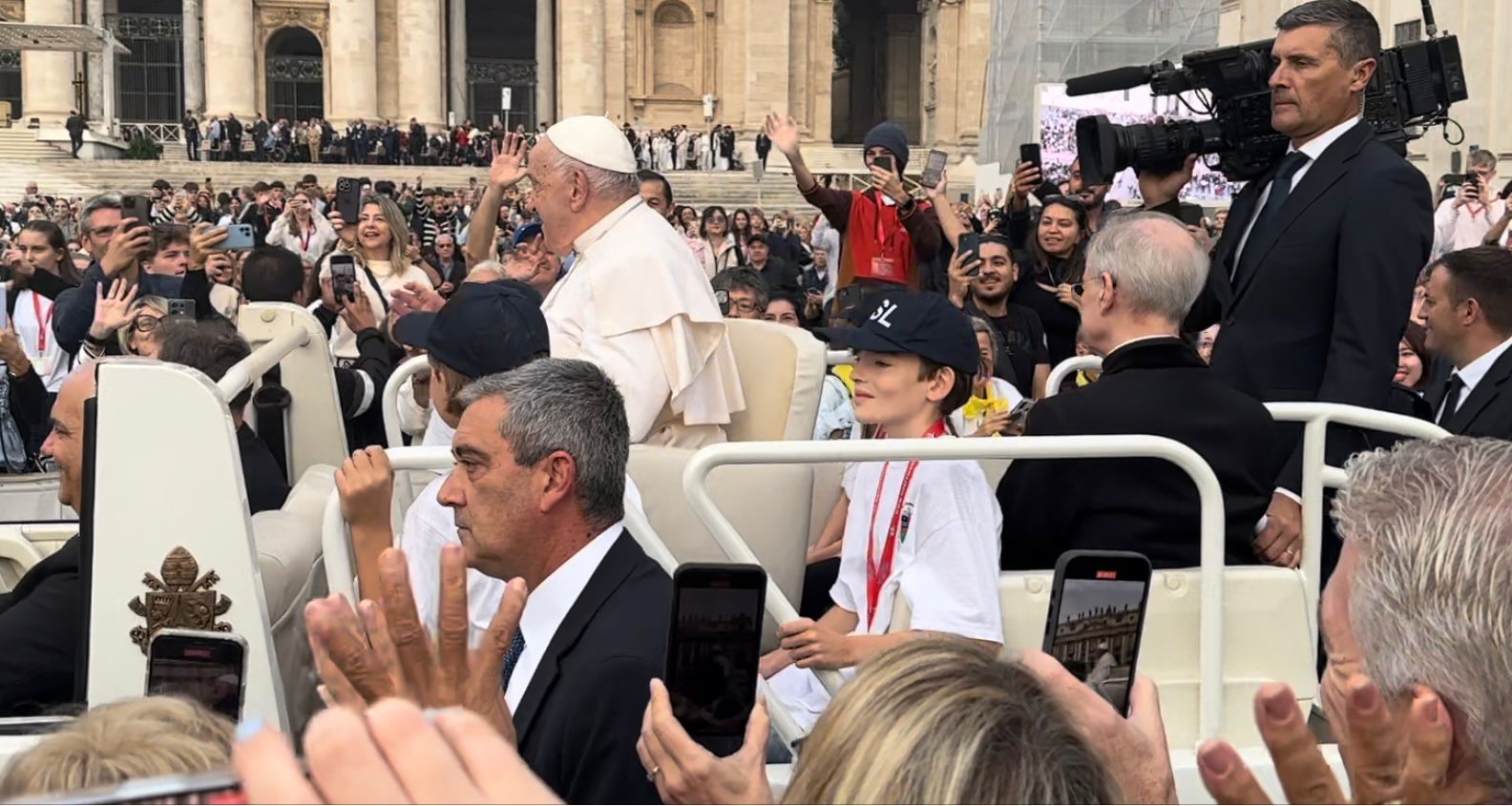 El folio de la “invitación” a la “Udienza generale di Sua Santità Francesco” es el número 22,843, de 28 mil que se entregan todos los miércoles en que el líder de la iglesia católica escucha a sus fieles en la Plaza de San Pedro y les da un mensaje de aliento, que se extiende a todos los turistas, sean o no católicos. FOTO:  CDMX Magacín