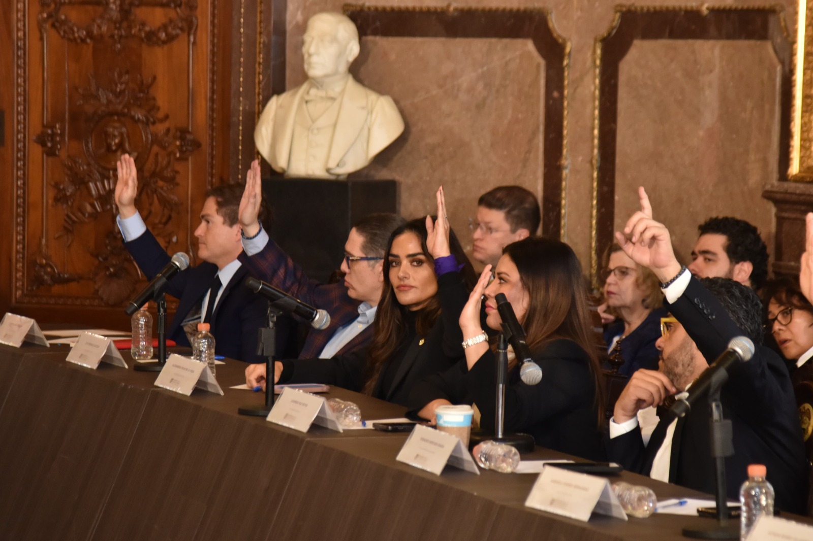 Ante todas las alcaldesas y alcaldes, en sesión en el Antiguo Cabildo del Palacio del Ayuntamiento de la CDMX, Rojo de la Vega también expuso la realidad de la capital del país y de la demarcación que encabeza.