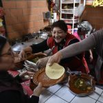 ¡Gracias por ser el alma de nuestra comunidad. Feliz Día Nacional de los y las cocineros tradicionales! expresó la alcaldesa Aleida Alavez Ruiz a comerciantes del mercado Desarrollo Urbano Quetzalcoatl, con quienes celebró el Día Nacional de las Cocineras.