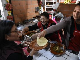 ¡Gracias por ser el alma de nuestra comunidad. Feliz Día Nacional de los y las cocineros tradicionales! expresó la alcaldesa Aleida Alavez Ruiz a comerciantes del mercado Desarrollo Urbano Quetzalcoatl, con quienes celebró el Día Nacional de las Cocineras.