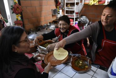 ¡Gracias por ser el alma de nuestra comunidad. Feliz Día Nacional de los y las cocineros tradicionales! expresó la alcaldesa Aleida Alavez Ruiz a comerciantes del mercado Desarrollo Urbano Quetzalcoatl, con quienes celebró el Día Nacional de las Cocineras.