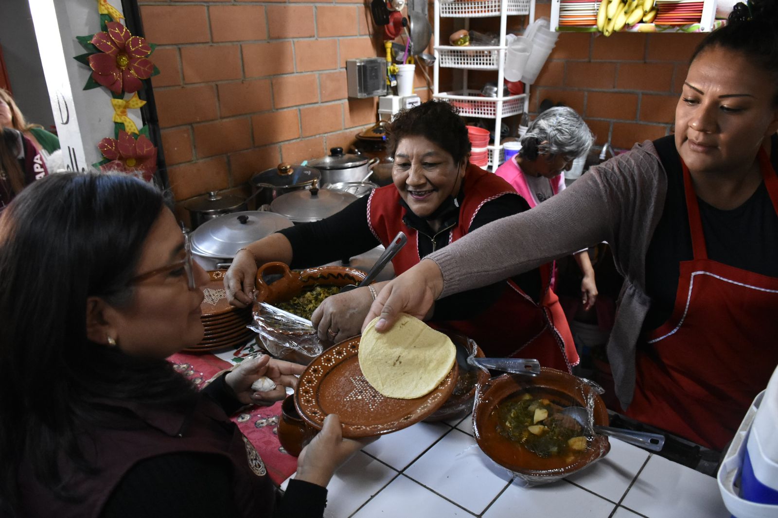 ¡Gracias por ser el alma de nuestra comunidad. Feliz Día Nacional de los y las cocineros tradicionales! expresó la alcaldesa Aleida Alavez Ruiz a comerciantes del mercado Desarrollo Urbano Quetzalcoatl, con quienes celebró el Día Nacional de las Cocineras.