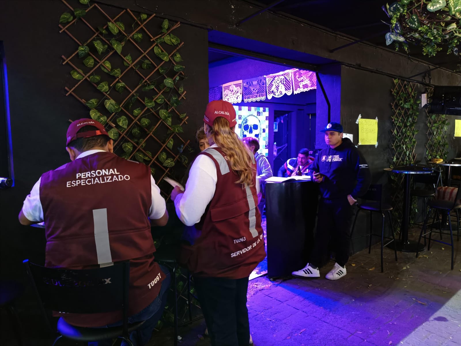 Una de las quejas constantes de vecinas y vecinos de la colonia, quienes se acercaron a sus autoridades durante la jornada 'Alcaldía en Tus Manos', fue la proliferación y operación irregular de 'chelerías' en la zona, por lo que Ale Rojo ordenó dar atención inmediata a la situación.