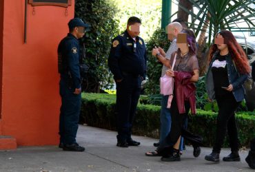 En otro hecho es detenido un presunto delincuente en la col. Copilco El Alto quien lesionó con arma de fuego a otra en Copilco El Alto. Fue puesto a disposición de las autoridades ministeriales con el arma y 24 cartuchos útiles.