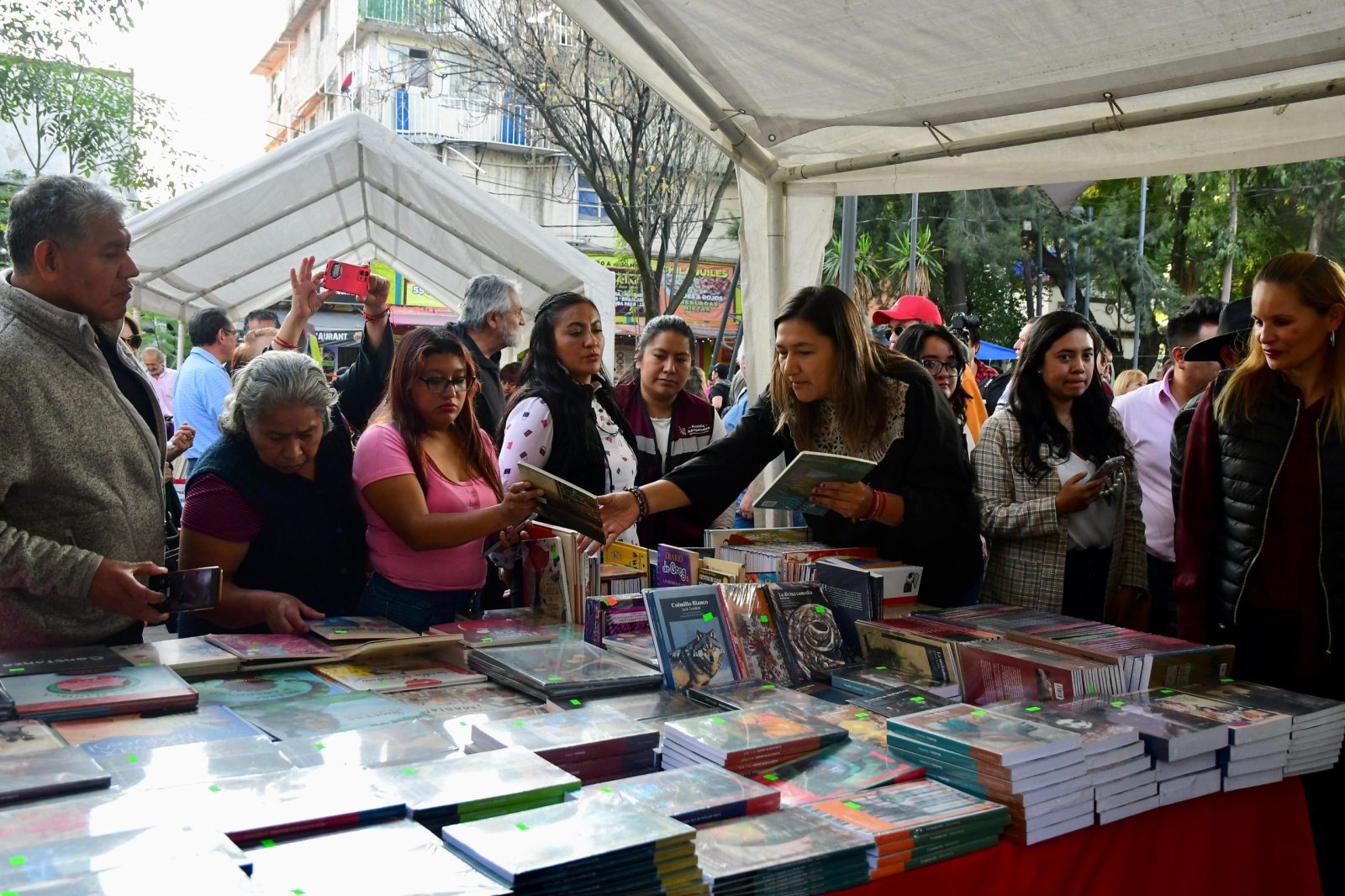 La alcaldesa de Azcapotzalco, Nancy Núñez dió inicio este viernes a la Feria del Libro en Azcapotzalco, como parte del “Programa Sembrando Letras Azcapotzalco: Del Zócalo a la alcaldía”, junto a la coordinadora de la Brigada Para Leer en Libertad, Paloma Saiz; y representantes del sector educativo y cultural en Azcapotzalco y servidores públicos de la demarcación.