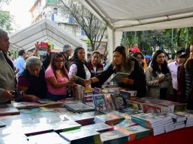 La alcaldesa de Azcapotzalco, Nancy Núñez dió inicio este viernes a la Feria del Libro en Azcapotzalco, como parte del “Programa Sembrando Letras Azcapotzalco: Del Zócalo a la alcaldía”, junto a la coordinadora de la Brigada Para Leer en Libertad, Paloma Saiz; y representantes del sector educativo y cultural en Azcapotzalco y servidores públicos de la demarcación.