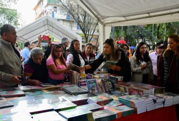 La alcaldesa de Azcapotzalco, Nancy Núñez dió inicio este viernes a la Feria del Libro en Azcapotzalco, como parte del “Programa Sembrando Letras Azcapotzalco: Del Zócalo a la alcaldía”, junto a la coordinadora de la Brigada Para Leer en Libertad, Paloma Saiz; y representantes del sector educativo y cultural en Azcapotzalco y servidores públicos de la demarcación.