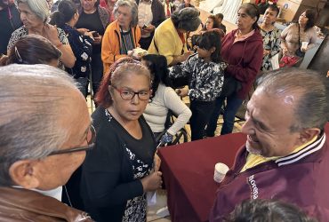 Al reunirse con vecinos de la colonia Juventino Rosas, el diputado Pablo Trejo recordó que en campaña le decían que los diputados no regresan a platicar con la gente y sólo van a levantar la mano, por ello cumplió con su compromiso de ir e informarles del trabajo que se realiza en el Congreso de la Ciudad de México. FOTO: Especial