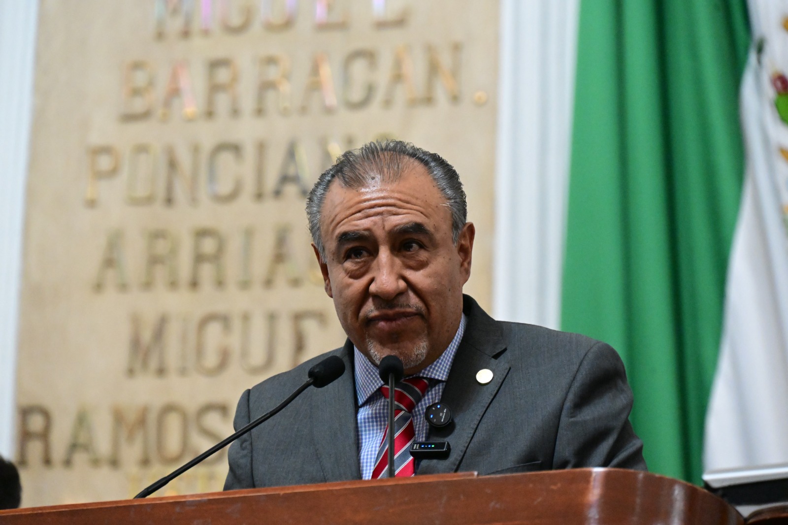 En su presentación en tribuna, el legislador recordó que él mismo es autor de 18 libros, de los 170 millones de libros que se estima existen en todo el mundo.