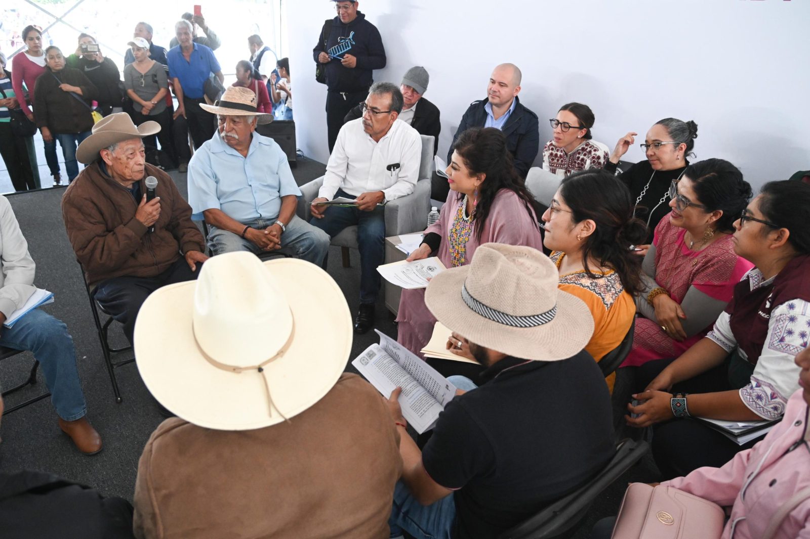 La jefa de Gobierno de la Ciudad de México, Clara Brugada, realizó la mañana de este martes la sexta jornada de “Zócalo de Gobierno Ciudadano”, en donde se canalizaron 550 fichas de atención a las Secretarías y dependencias correspondientes. FOTO: Especial