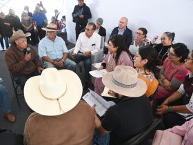 La jefa de Gobierno de la Ciudad de México, Clara Brugada, realizó la mañana de este martes la sexta jornada de “Zócalo de Gobierno Ciudadano”, en donde se canalizaron 550 fichas de atención a las Secretarías y dependencias correspondientes. FOTO: Especial