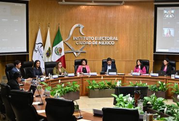 El Consejo General del Instituto Electoral de la Ciudad de México (IECM) actualizó su Proyecto de Presupuesto de Egresos 2025, en el que incluyó recursos precautorios por 883 millones 404 mil 652 pesos para la elección de diversos cargos del Poder Judicial de la capital del país.