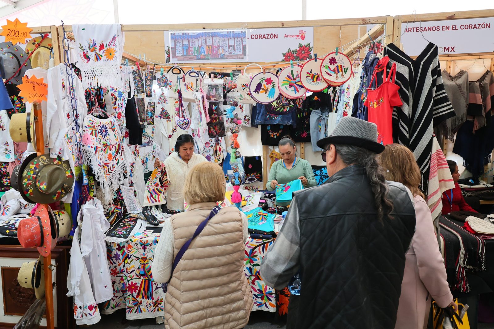 En “Artesanos en el Corazón” se pueden encontrar productos de 23 técnicas, como alfarería, ámbar, arcilla, peletería, papel picado, talabartería, alimentos, metalistería, cantera, madera, pirograbado, laca y textiles