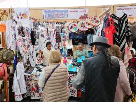 En “Artesanos en el Corazón” se pueden encontrar productos de 23 técnicas, como alfarería, ámbar, arcilla, peletería, papel picado, talabartería, alimentos, metalistería, cantera, madera, pirograbado, laca y textiles