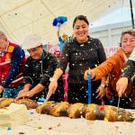 Al continuar con las actividades del Gran Festival de la Rosca de Reyes en la Alcaldía Tláhuac, la mañana de este lunes tuvo lugar la partida del emblemático pan tradicional de Día de Reyes por parte de la alcaldesa Berenice Hernández Calderón, quien compartió con el público visitante la que es considerada la rosca más grande de la Ciudad de México. FOTO: Especial