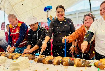 Al continuar con las actividades del Gran Festival de la Rosca de Reyes en la Alcaldía Tláhuac, la mañana de este lunes tuvo lugar la partida del emblemático pan tradicional de Día de Reyes por parte de la alcaldesa Berenice Hernández Calderón, quien compartió con el público visitante la que es considerada la rosca más grande de la Ciudad de México. FOTO: Especial