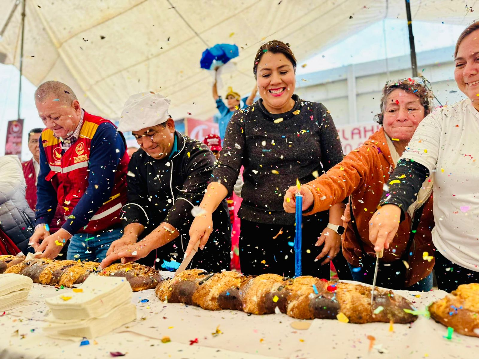 Al continuar con las actividades del Gran Festival de la Rosca de Reyes en la Alcaldía Tláhuac, la mañana de este lunes tuvo lugar la partida del emblemático pan tradicional de Día de Reyes por parte de la alcaldesa Berenice Hernández Calderón, quien compartió con el público visitante la que es considerada la rosca más grande de la Ciudad de México. FOTO: Especial