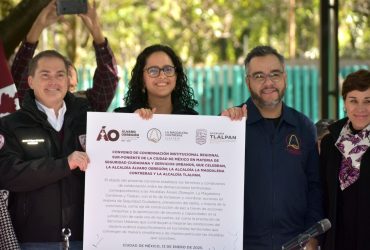 Resulta que una persona que dijo ser habitante de Tlalpan se infiltró entre los periodistas a la hora de la conferencia y tomó el micrófono para denunciar que supuestamente fue violentado en su domicilio, de lo cual responsabilizó, acaso por omisión, a la alcaldesa Osorio. FOTO: Especial