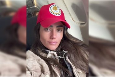 Hoy ocurre algo que va por el mismo camino, también de la alcaldesa de la Cuauhtémoc, Alessandra Rojo. También hace pública su vida privada: que ya tiene un romance, que su celebración familiar en Acapulco, o que está en un aeropuerto y viaja en avión comercial –por cierto, con una cachucha que luce el emblema de la Secretaría de Marina, sin ser parte de la Marina. FOTO: TikTok: Alessandra Rdlv