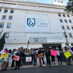 Unos 300 manifestantes muestran pancartas donde se leía “La vivienda es un derecho, no un negocio”, “#Aztlán en defensa de la vivienda popular”, “No a los desalojos”, “Viviendas sí, desalojos no”.