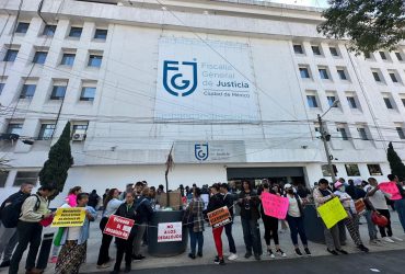 Unos 300 manifestantes muestran pancartas donde se leía “La vivienda es un derecho, no un negocio”, “#Aztlán en defensa de la vivienda popular”, “No a los desalojos”, “Viviendas sí, desalojos no”.