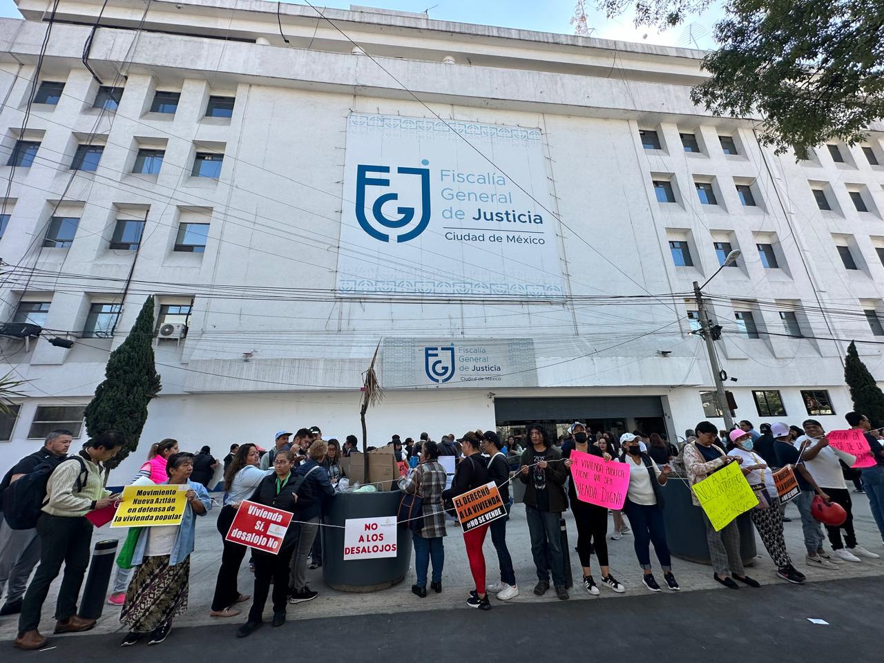 Unos 300 manifestantes muestran pancartas donde se leía “La vivienda es un derecho, no un negocio”, “#Aztlán en defensa de la vivienda popular”, “No a los desalojos”, “Viviendas sí, desalojos no”.