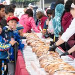 El Gobierno de Clara Brugada en la Ciudad de México repartió este año 40 mil rebanadas con una rosca de reyes de 400 metros, con lo que a la gente le tocó más delgada la ración respecto del año pasado, cuando el pan fue de 200 metros lineales y alcanzó para 15 mil raciones. FOTO: Especial