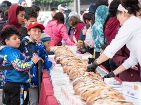 El Gobierno de Clara Brugada en la Ciudad de México repartió este año 40 mil rebanadas con una rosca de reyes de 400 metros, con lo que a la gente le tocó más delgada la ración respecto del año pasado, cuando el pan fue de 200 metros lineales y alcanzó para 15 mil raciones. FOTO: Especial