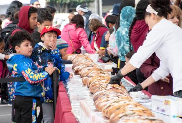 El Gobierno de Clara Brugada en la Ciudad de México repartió este año 40 mil rebanadas con una rosca de reyes de 400 metros, con lo que a la gente le tocó más delgada la ración respecto del año pasado, cuando el pan fue de 200 metros lineales y alcanzó para 15 mil raciones. FOTO: Especial