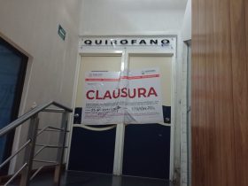 Ya entrada la noche de este jueves, personal médico y administrativo del Sanatorio Trinidad, en la colonia Roma, pidieron a los familiares de los 32 pacientes que tenían hospitalizados que se fueran a otros nosocomios, que no podían quedarse ahí porque este viernes a primera hora estarán autoridades de la Comisión Federal para la Protección contra Riesgos Sanitarios (Cofepris), que les ordenó la suspensión de actividades, que no habían acatado.