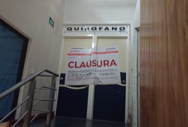 Ya entrada la noche de este jueves, personal médico y administrativo del Sanatorio Trinidad, en la colonia Roma, pidieron a los familiares de los 32 pacientes que tenían hospitalizados que se fueran a otros nosocomios, que no podían quedarse ahí porque este viernes a primera hora estarán autoridades de la Comisión Federal para la Protección contra Riesgos Sanitarios (Cofepris), que les ordenó la suspensión de actividades, que no habían acatado.