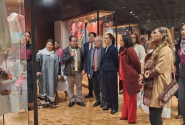 La jefa de gobierno, Clara Brugada Molina, acompañó a la presidenta Claudia Sheinbaum Pardo a la reapertura del segundo piso del Museo Nacional de Antropología, donde aseguró que este hecho representa la oportunidad de conocer no solo el pasado sino el presente vivo de las comunidades indígenas de México, con su producción artística y cultural contemporánea. FOTO: Especial