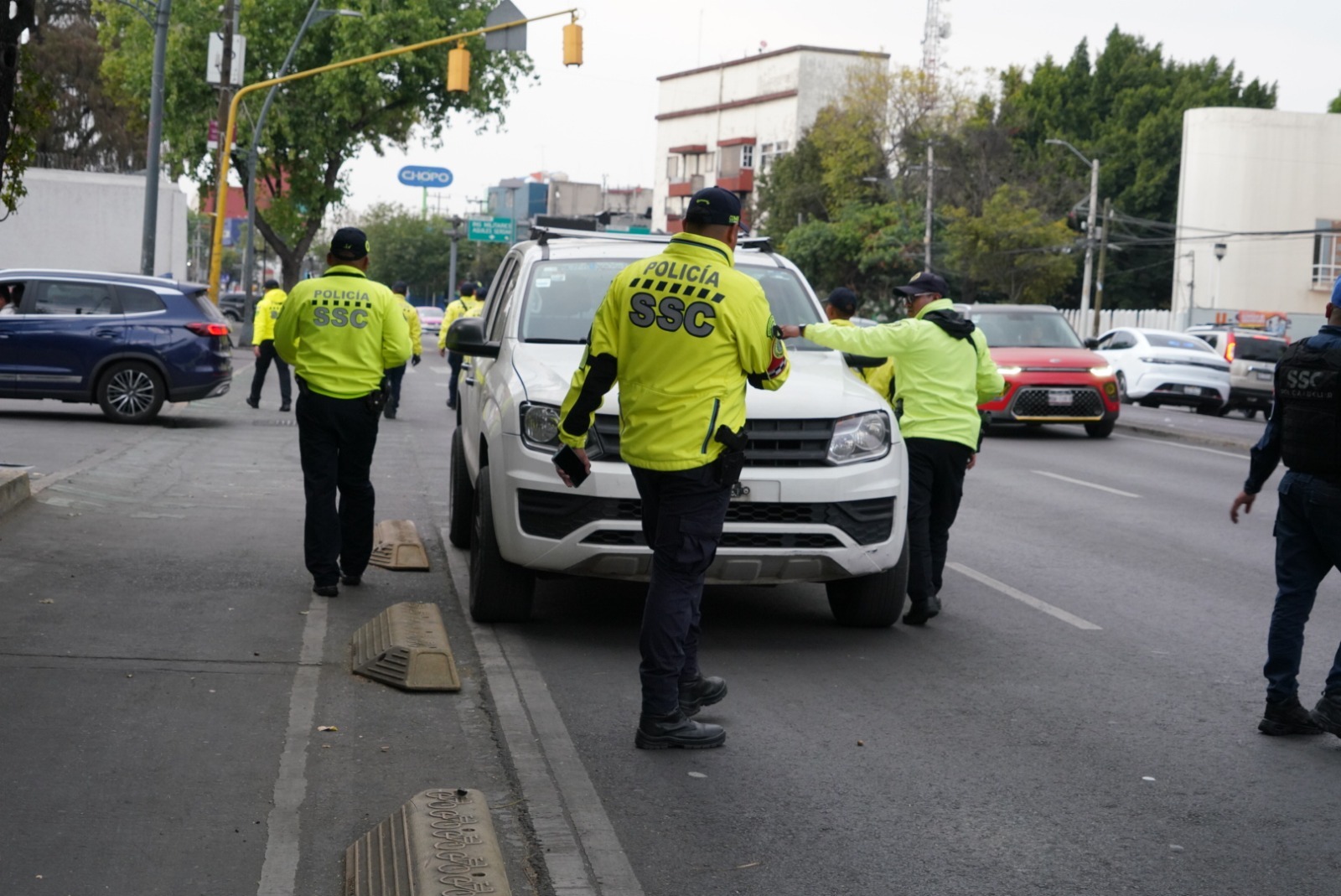 Alcaldía y SSC van contra vehículos mal estacionados en MH