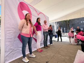 Más allá de que el despido de Polimnia Romana Sierra como directora general de Desarrollo Social se lo haya comunicado –indebidamente– la madre del alcalde, Carlos Orvañanos, la causa de fondo es sumamente delicada, y en buena medida consecuencia de que el edil abandone tanto la administración para andar de viajero o despachar en sus oficinas privadas. FOTO: X / Polimnia Romana