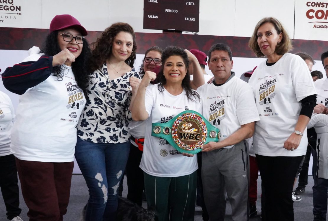 Se preparan para la clase nacional de boxeo en el Zócalo