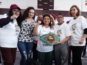 Se preparan para la clase nacional de boxeo en el Zócalo