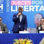 Literal: el panista Mauricio Tabe, alcalde de Miguel Hidalgo, rebasó a Morena por la izquierda en el tema de la elección judicial, pues sin incurrir de manera evidente en campaña anticipada –salvo que eventualmente la autoridad electoral dijera lo contrario–, candidatos a jueces y magistrados se hacen visibles desde ya ante la opinión pública, en los foros abiertos que organizó, llamados “Jueces por la libertad”. FOTO: Especial