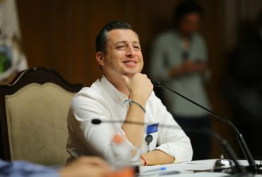 Quizás por eso mismo, porque ya era conocido por su obra, no logró obtener el mayor número de votos en la competencia senatorial. Llegó al senado por la vía del segundo lugar, lo que llaman “primera minoría”. FOTO: Especial