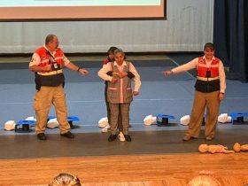 El personal recibió preparación en primeros auxilios, evacuación y respuesta ante emergencias para reforzar la seguridad de niñas, niños y usuarios de espacios comunitarios.