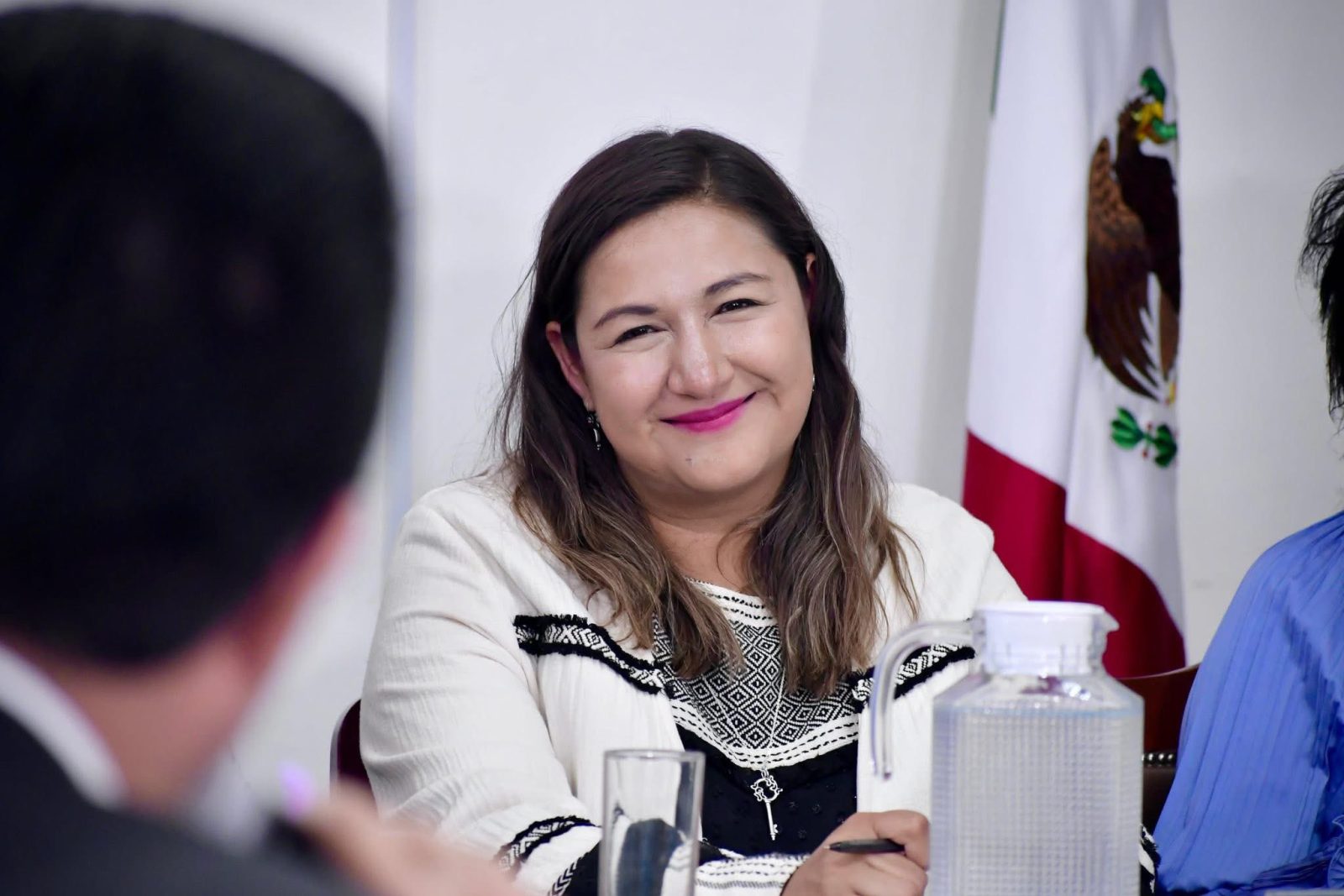 La alcaldesa de Azcapotzalco, Nancy Núñez, llevó a sus porristas acarreados a las puertas del Congreso de la Ciudad de México, ante quienes al salir gritó: “¡Ganamos esta comparecencia!”. ¿Ganamos? ¿A quién le ganaron? ¿Contra quién compitieron? En realidad, casi nadie la cuestionó. FOTO: Especial