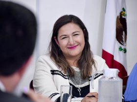 La alcaldesa de Azcapotzalco, Nancy Núñez, llevó a sus porristas acarreados a las puertas del Congreso de la Ciudad de México, ante quienes al salir gritó: “¡Ganamos esta comparecencia!”. ¿Ganamos? ¿A quién le ganaron? ¿Contra quién compitieron? En realidad, casi nadie la cuestionó. FOTO: Especial