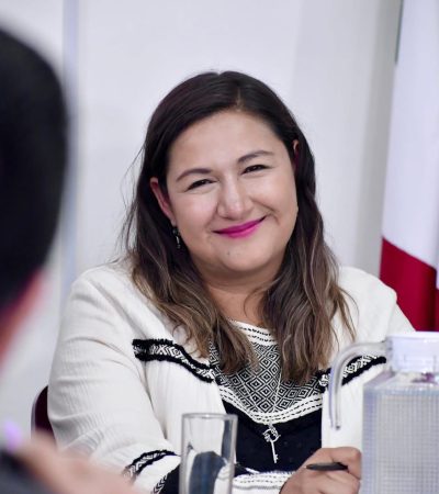 La alcaldesa de Azcapotzalco, Nancy Núñez, llevó a sus porristas acarreados a las puertas del Congreso de la Ciudad de México, ante quienes al salir gritó: “¡Ganamos esta comparecencia!”. ¿Ganamos? ¿A quién le ganaron? ¿Contra quién compitieron? En realidad, casi nadie la cuestionó. FOTO: Especial