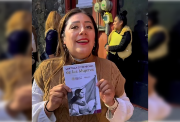 Al respecto, Xóchitl Bravo comentó que las y los diputados morenistas visitan casa por casa o realizan asambleas en las alcaldías, donde entregan las cartillas a mujeres y hombres, y explican los derechos de las primeras. FOTO: Especial