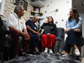 “Nosotros no esperamos a que nos busquen. Tocamos las puertas, vamos a las calles, a los jardines, a las plazas. Ahí donde está la gente, ahí debe estar el gobierno”, expresó la mandataria al inicio del encuentro.