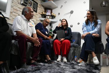 “Nosotros no esperamos a que nos busquen. Tocamos las puertas, vamos a las calles, a los jardines, a las plazas. Ahí donde está la gente, ahí debe estar el gobierno”, expresó la mandataria al inicio del encuentro.
