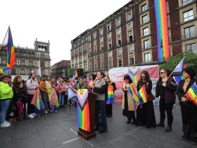 La diputada Xóchitl Bravo encabezó la presentación de las banderas de la diversidad sexual y de género que se colocaron en las fachadas de los edificios del Congreso capitalino.