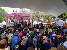 Vaya que la alcaldesa de Azcapotzalco Nancy Núñez infló, le ‘cuchareó’ con ganas al número de supuestos asistentes a la Guelaguetza 2025 en esa demarcación, como si estuviera hablando de los acarreados y participantes a sus mítines políticos. FOTO: Especial