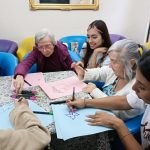 Muchos voluntariados, como el de Huellas, se realiza en grupos, lo que te brinda la oportunidad de hacer amigos y establecer buenas relaciones sociales ayudando a los demás. Es una experiencia enriquecedora que te lleva a conectar con personas que comparten tus valores y compromiso con la comunidad.