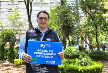 Desde el Parque Acacias, Luis Mendoza informó sobre la instalación de señalamientos de advertencia y la intervención de árboles con alto riesgo de colapso. FOTO: Especial